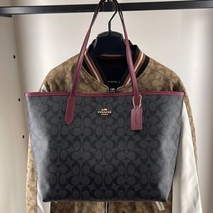 Coach City Tote In Signature Canvas
COLOR:
Im/Graphite/Black Cherry